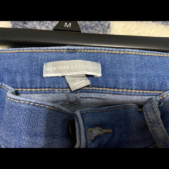 New York &  Co. distressed ankle jeans. Size 10 - Picture 4 of 4